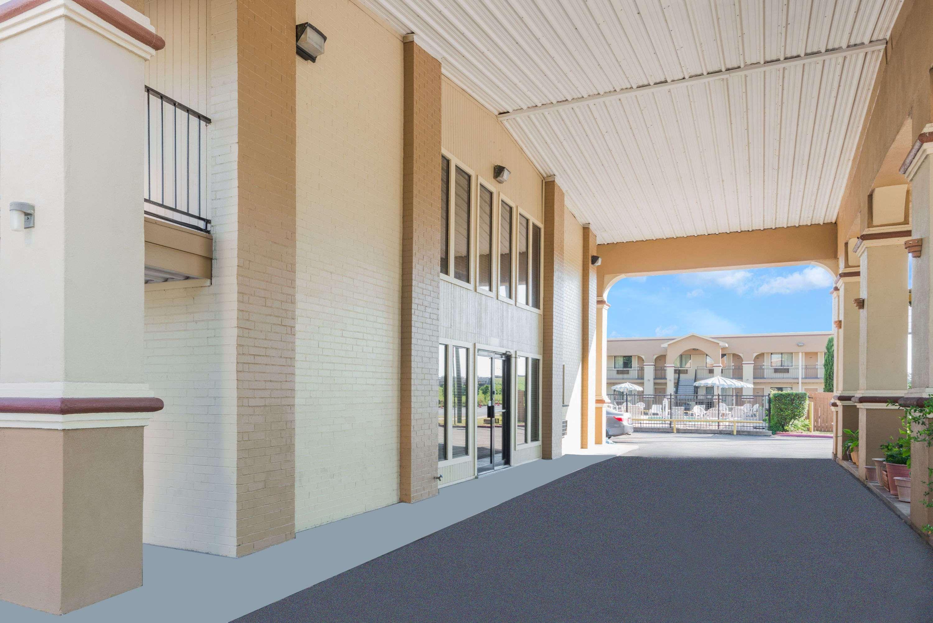 Days Inn By Wyndham San Marcos Bagian luar foto