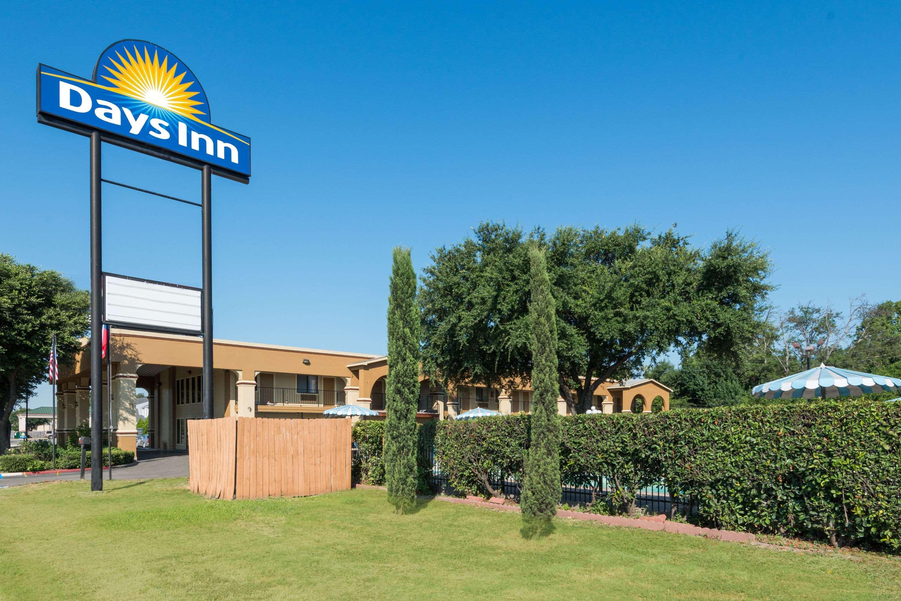 Days Inn By Wyndham San Marcos Bagian luar foto