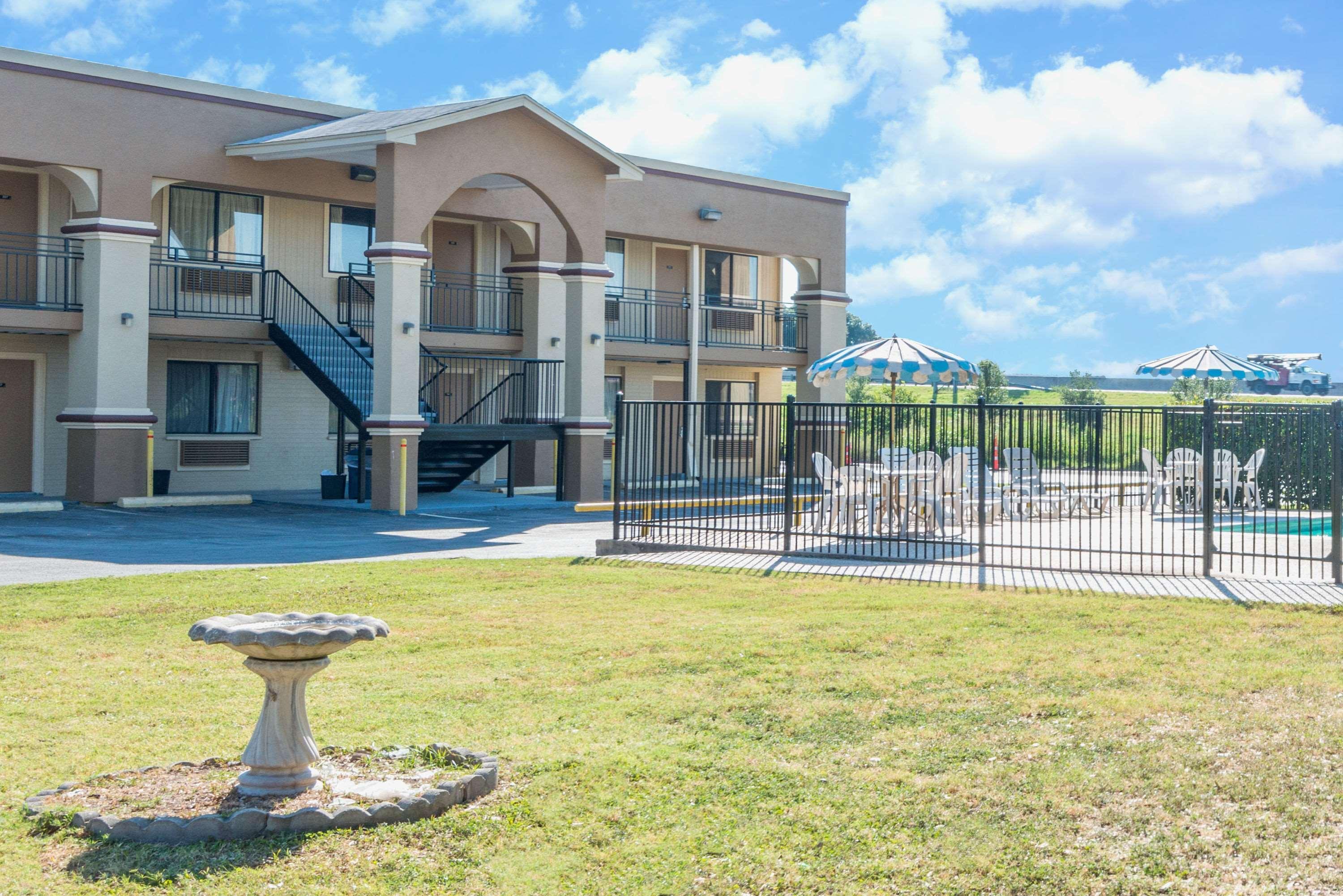 Days Inn By Wyndham San Marcos Bagian luar foto