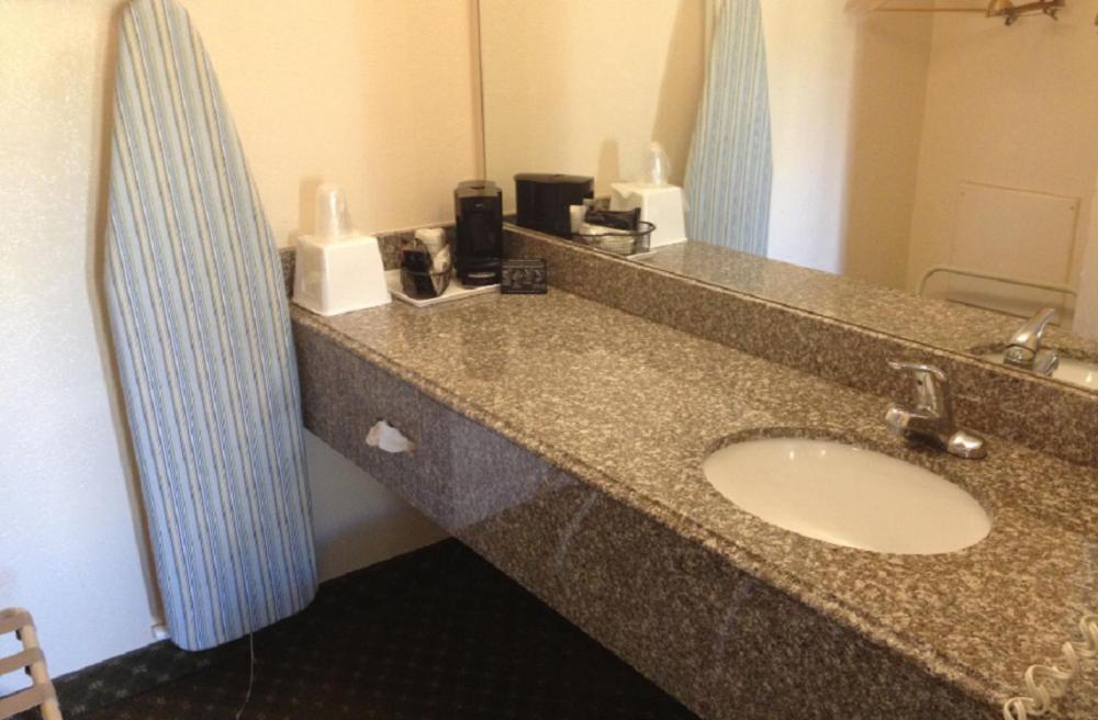 Days Inn By Wyndham San Marcos Bagian luar foto